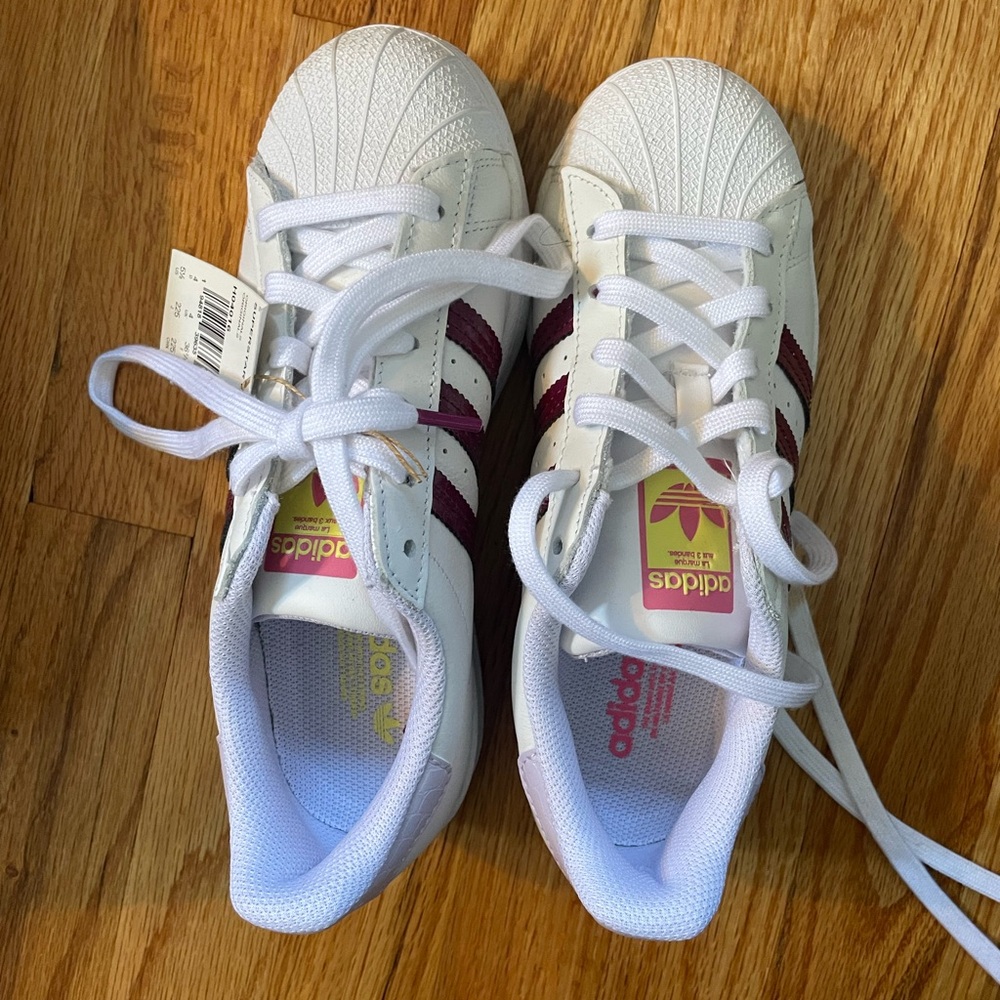Adidas White and Red Sneakers Clean Design - Picture 2 of 4